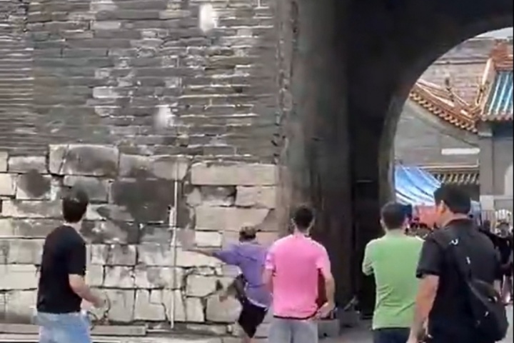 华体会体育直播-有无吧友偶遇⚽亚马尔来到长城挑战高空停球，一个大脚把鞋踢飞