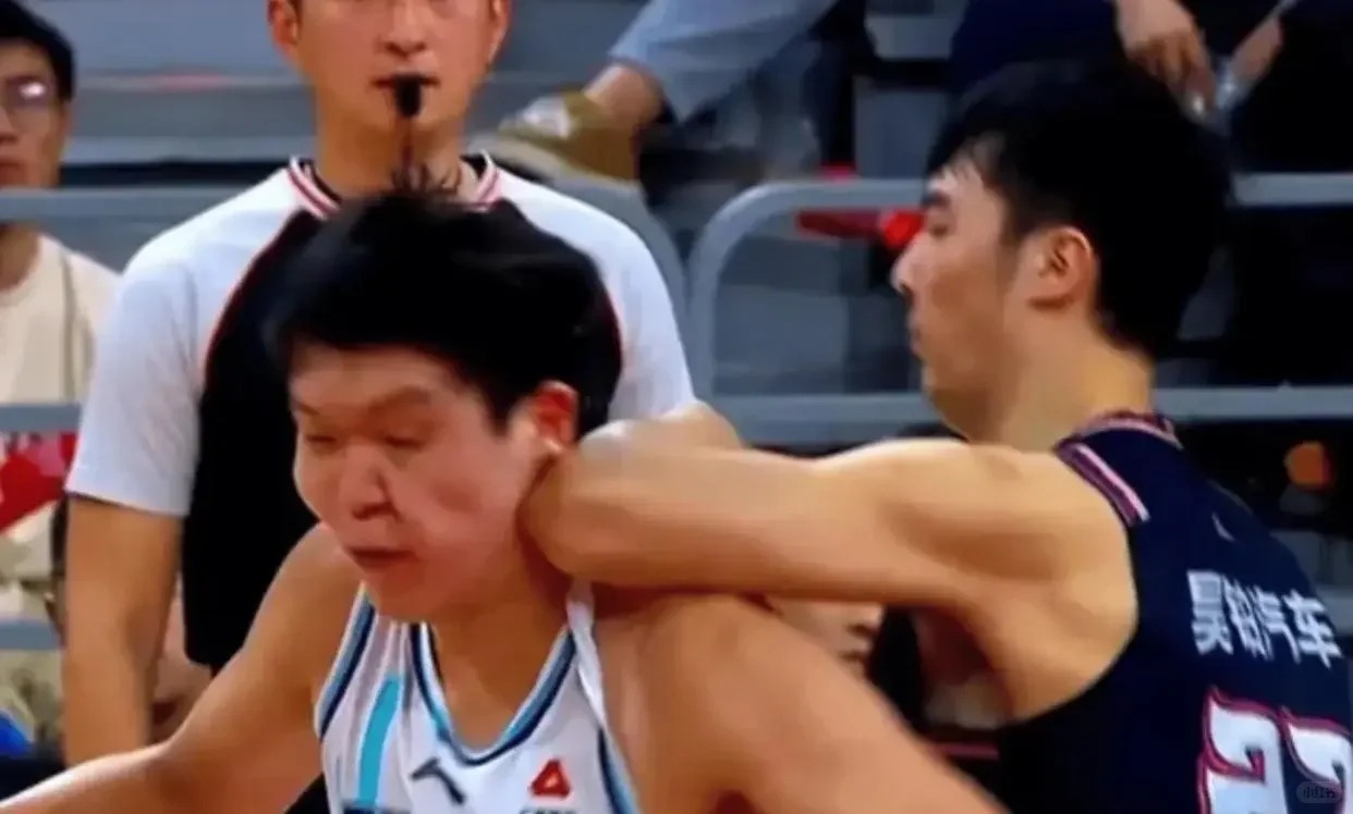 华体会体育直播-拓迷晒杨瀚森在CBA赛场遭肘击图片，并配文：无需担心杨瀚森的对抗能力